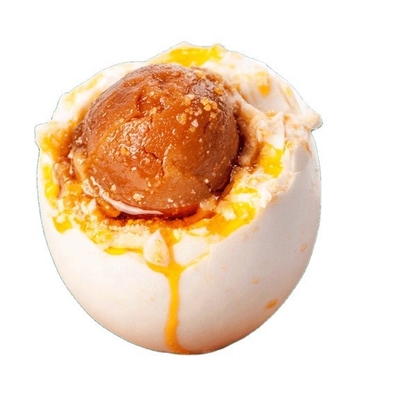 독창적 인 맛 을 가진 붉은 노른자 와 함께 소금 된 오리 달걀