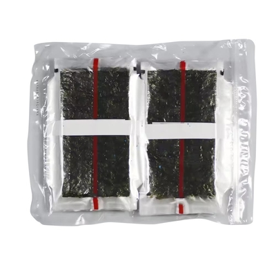 삼각형 오니기리 노리 (Triangle Onigiri Nori) 와 증기 해조류 삼각형 래버 (Laver) 알가 (Alga) 플라스틱 포장재