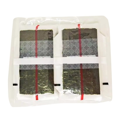 삼각형 오니기리 노리 (Triangle Onigiri Nori) 와 증기 해조류 삼각형 래버 (Laver) 알가 (Alga) 플라스틱 포장재