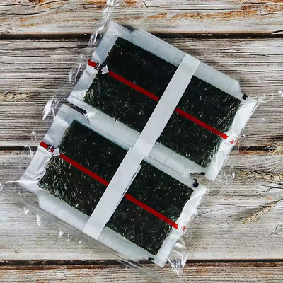 삼각형 오니기리 노리 (Triangle Onigiri Nori) 와 증기 해조류 삼각형 래버 (Laver) 알가 (Alga) 플라스틱 포장재