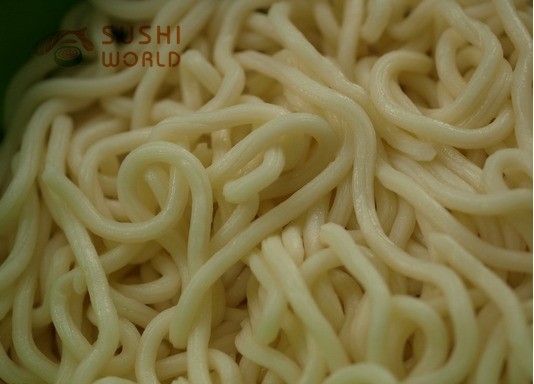 냉동 된 우돈 누드리스 와 백밀 전통 일본식 스타일