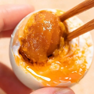 독창적 인 맛 을 가진 붉은 노른자 와 함께 소금 된 오리 달걀