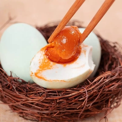독창적 인 맛 을 가진 붉은 노른자 와 함께 소금 된 오리 달걀