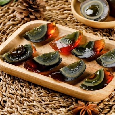 독창적 인 맛 을 가진 붉은 노른자 와 함께 소금 된 오리 달걀