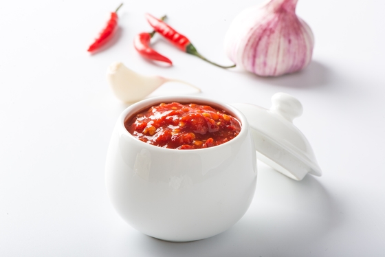 간장 맛 달콤한 스리라차 핫 칠리 소스 및 합리적인 내용